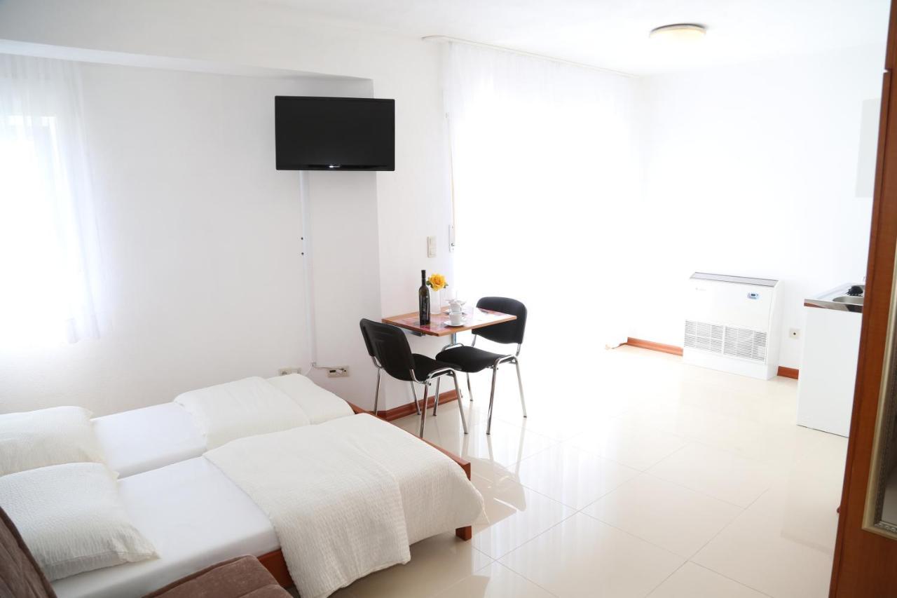 Toni 2000 Apartment *