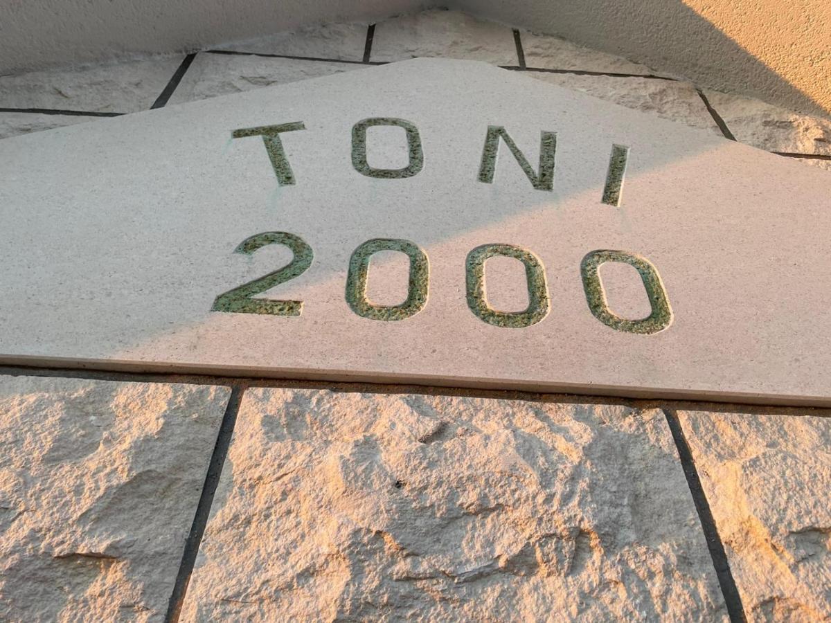 Toni 2000 Apartment